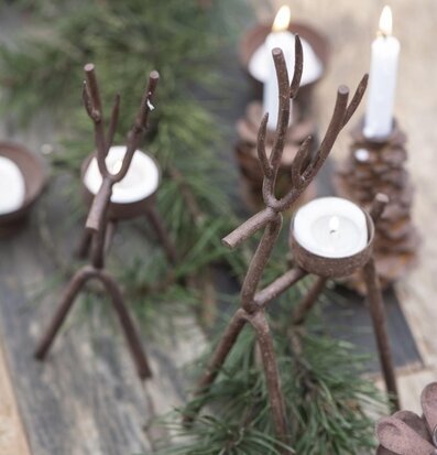 Bild av ljusstakar och dekorationer i skandinavisk stil