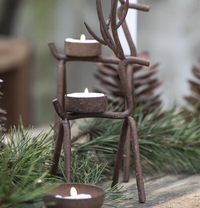 Foto av rustik ljusstake med renmotiv och värmeljus