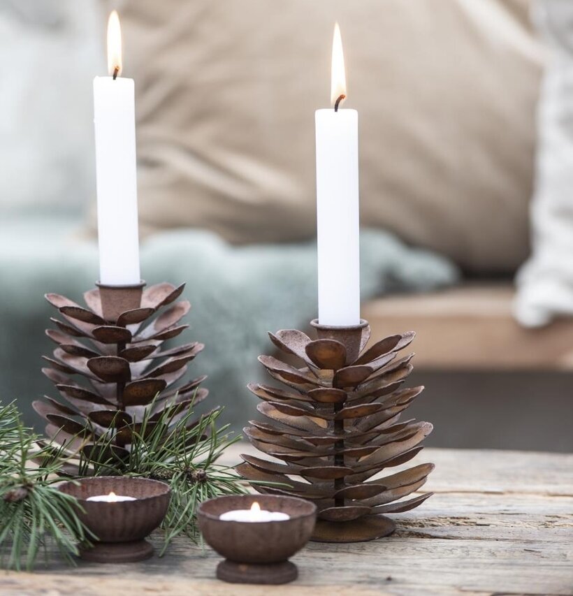 Bild av inomhusmiljö med ljusstakar och värmeljus