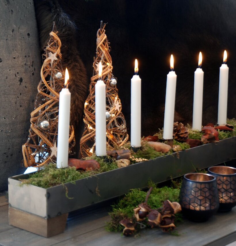 Bild av elegant ljusstake i rustik och naturlig miljö