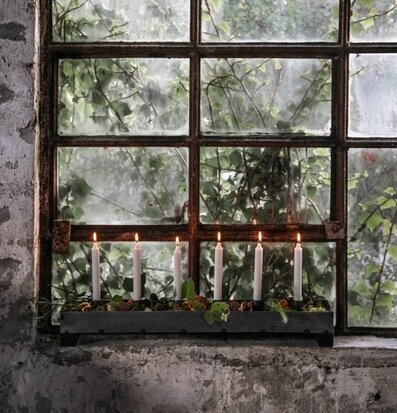 Bild av rustik fönsterkarm med ljusstake och växter