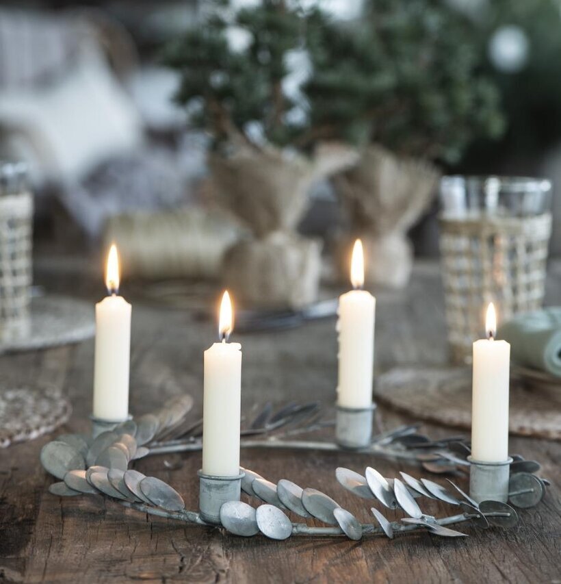 Foto av stilfull adventsljusstake på rustikt bord