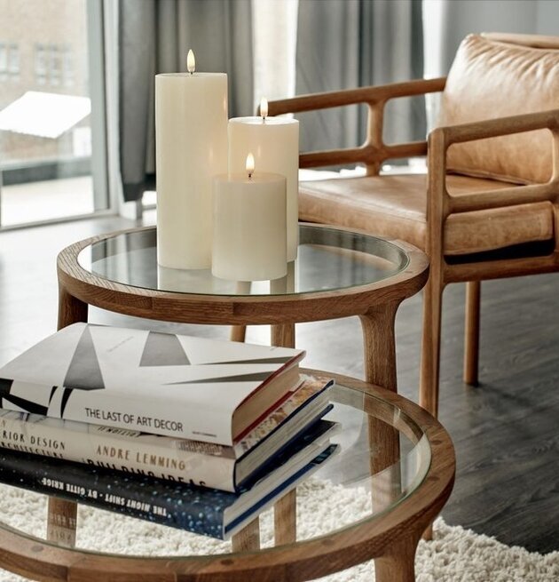 Bild av harmonisk inredning med LED-ljus och böcker