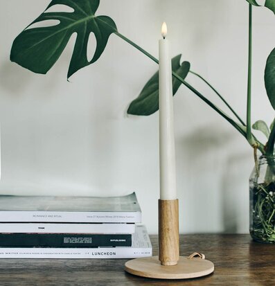 Bild: Minimalistisk inredning med ljus och grönska