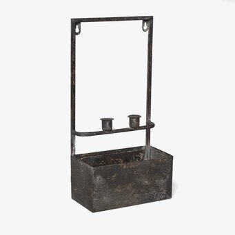 Foto av väggmonterad ljushållare med plantering