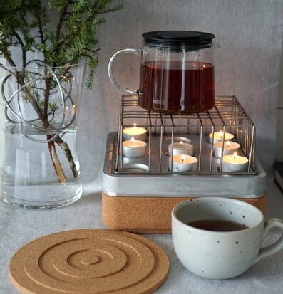 Bild av harmonisk scen med ljuslykta och teuppsättning