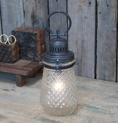 Bild av vintageinspirerad ljuslykta i rustik miljö