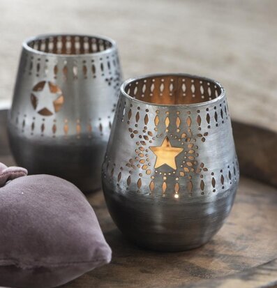 Lykta Silver Med Stjärnmönster från IB Laursen på träbricka