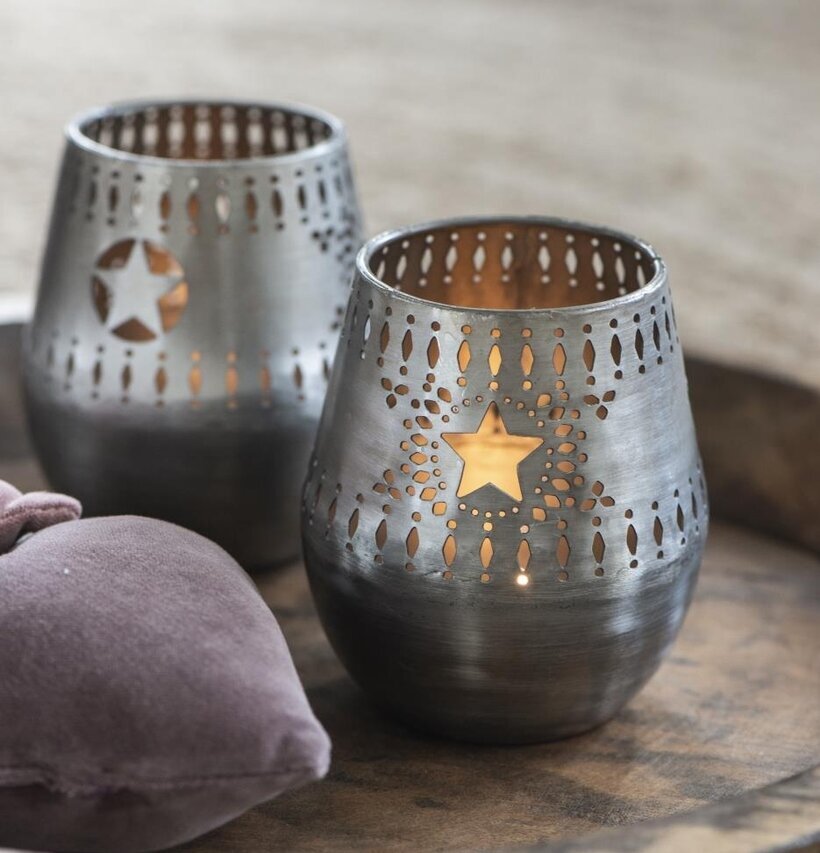 Lykta Silver Med Stjärnmönster från IB Laursen på träbricka