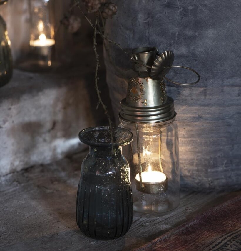 Hängande Ljuslykta Guld från IB Laursen bredvid dekor