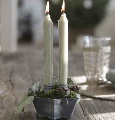 Foto av stämningsfull ljusarrangemang i rustik miljö