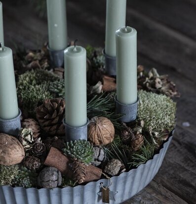 Foto av dekorativt ljusarrangemang med naturmaterial