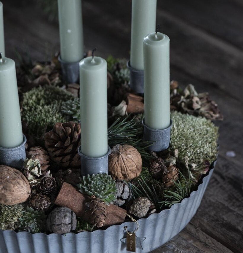 Foto av dekorativt ljusarrangemang med naturmaterial