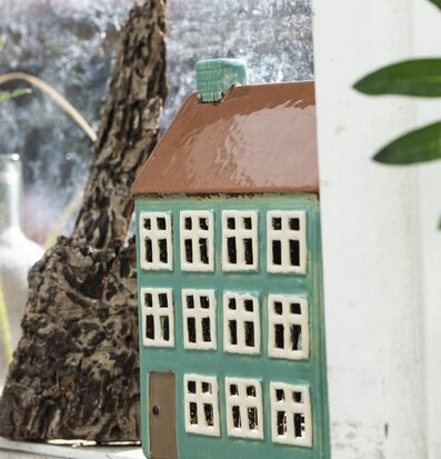 Ljuslykta Nyhavn Brown Roof från IB Laursen på en hylla