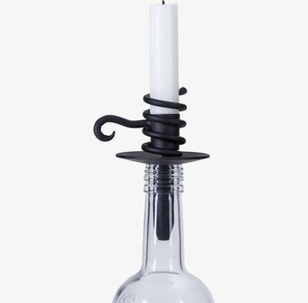 Bild av kreativ och modern spiralformad ljushållare