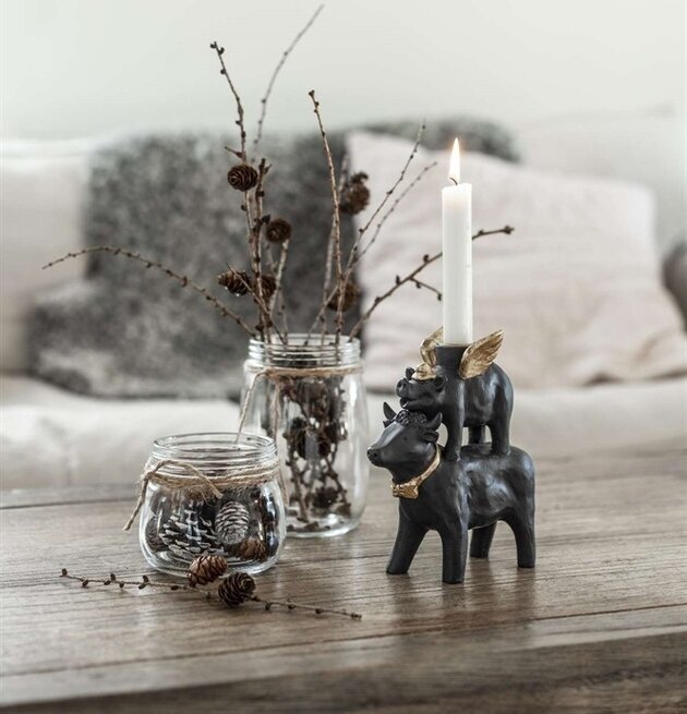 Bild av elegant nordisk inredning med ljusstake