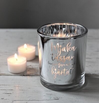 Ljuslykta Mjuka Tassar Silver från Majas Cottage på bord