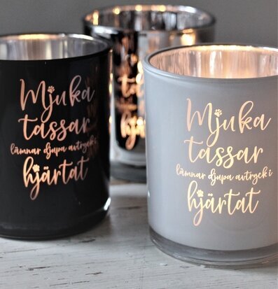 Ljuslykta Mjuka Tassar Vit från Majas Cottage på träyta