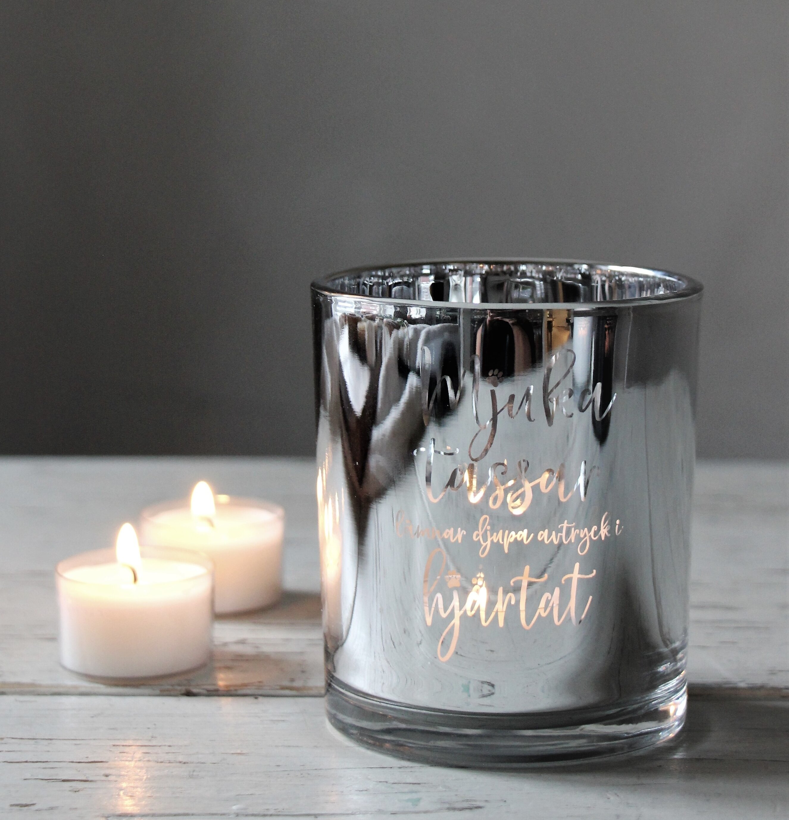 Ljuslykta Mjuka Tassar Silver från Majas Cottage på trätbord