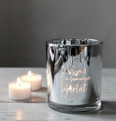 Ljuslykta Mjuka Tassar Silver från Majas Cottage på trätbord