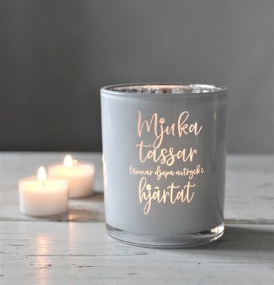 Ljuslykta Mjuka Tassar Vit från Majas Cottage på träyta