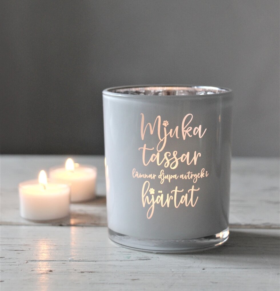 Ljuslykta Mjuka Tassar Vit från Majas Cottage på träyta