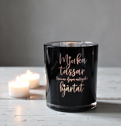 Ljuslykta Mjuka Tassar Svart från Majas Cottage på träbord