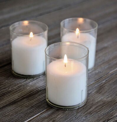 Bild av värmeljus på rustik träyta för heminredning