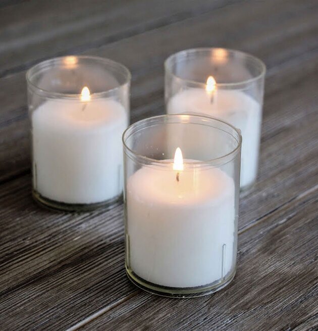 Bild av värmeljus på rustik träyta för heminredning