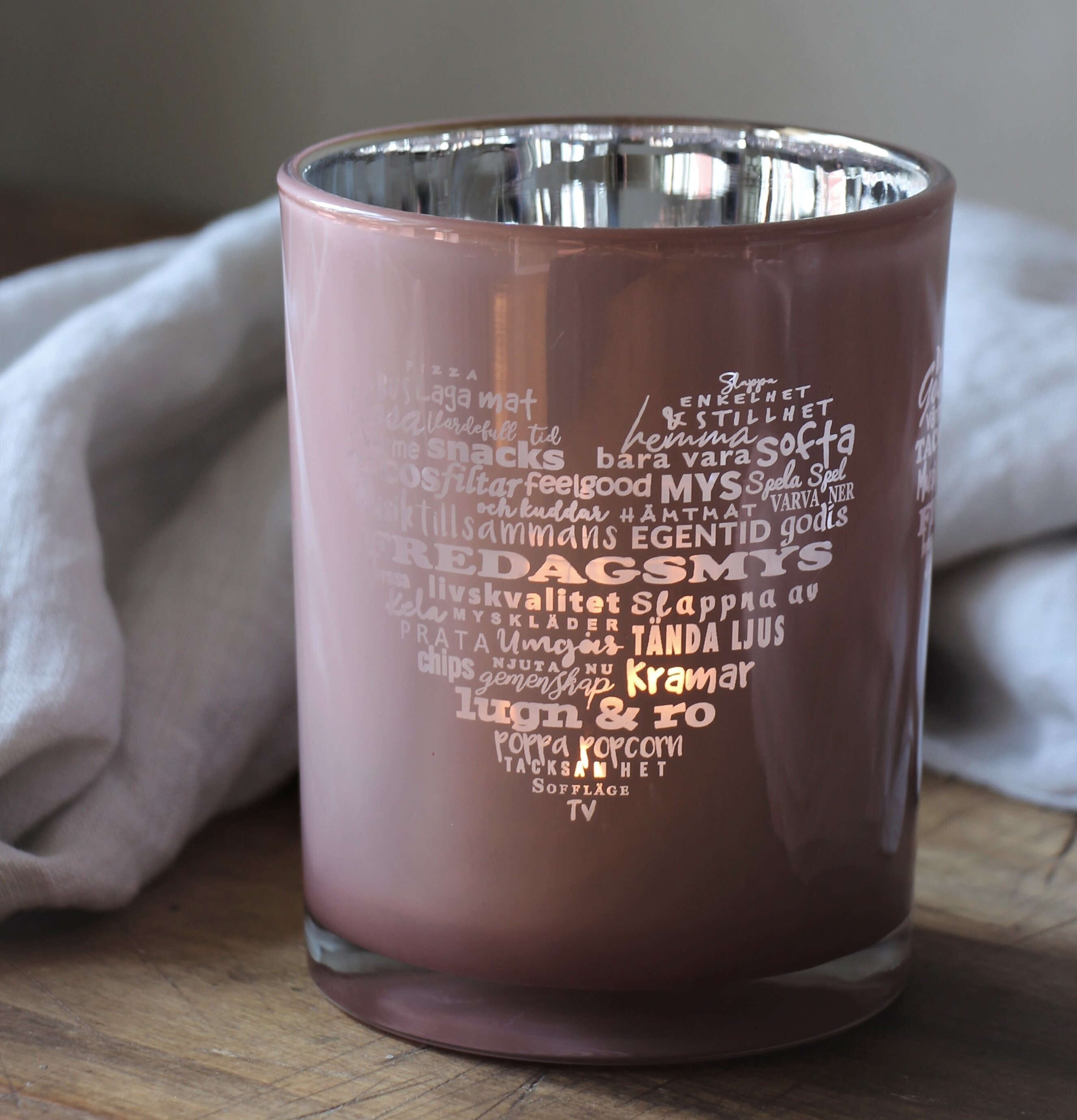 Ljuslykta Fredagsmys Hjärtat Rosa från Majas Cottage på träyta