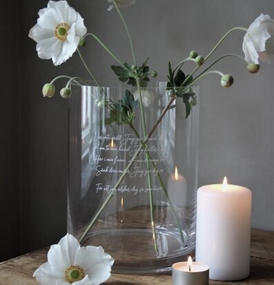 Vas/Ljuslykta Kärleksvisan från Majas Cottage på träbord