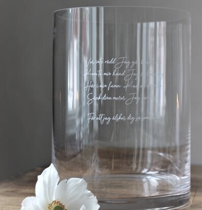 Vas/Ljuslykta Kärleksvisan från Majas Cottage på träbord