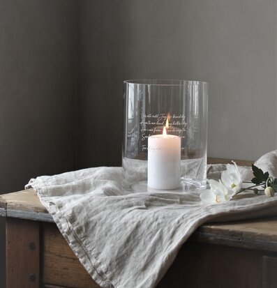 Vas/Ljuslykta Kärleksvisan från Majas Cottage på träbord