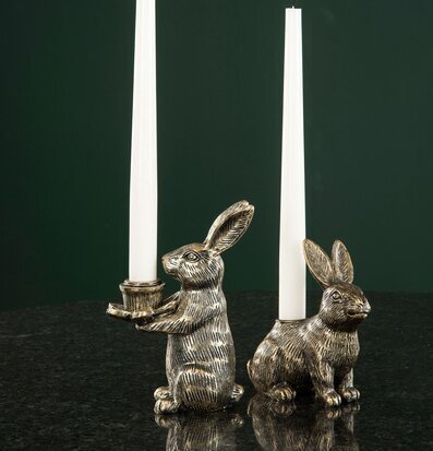 Bild av dekorativa ljusstakar med harar i brunt och guld