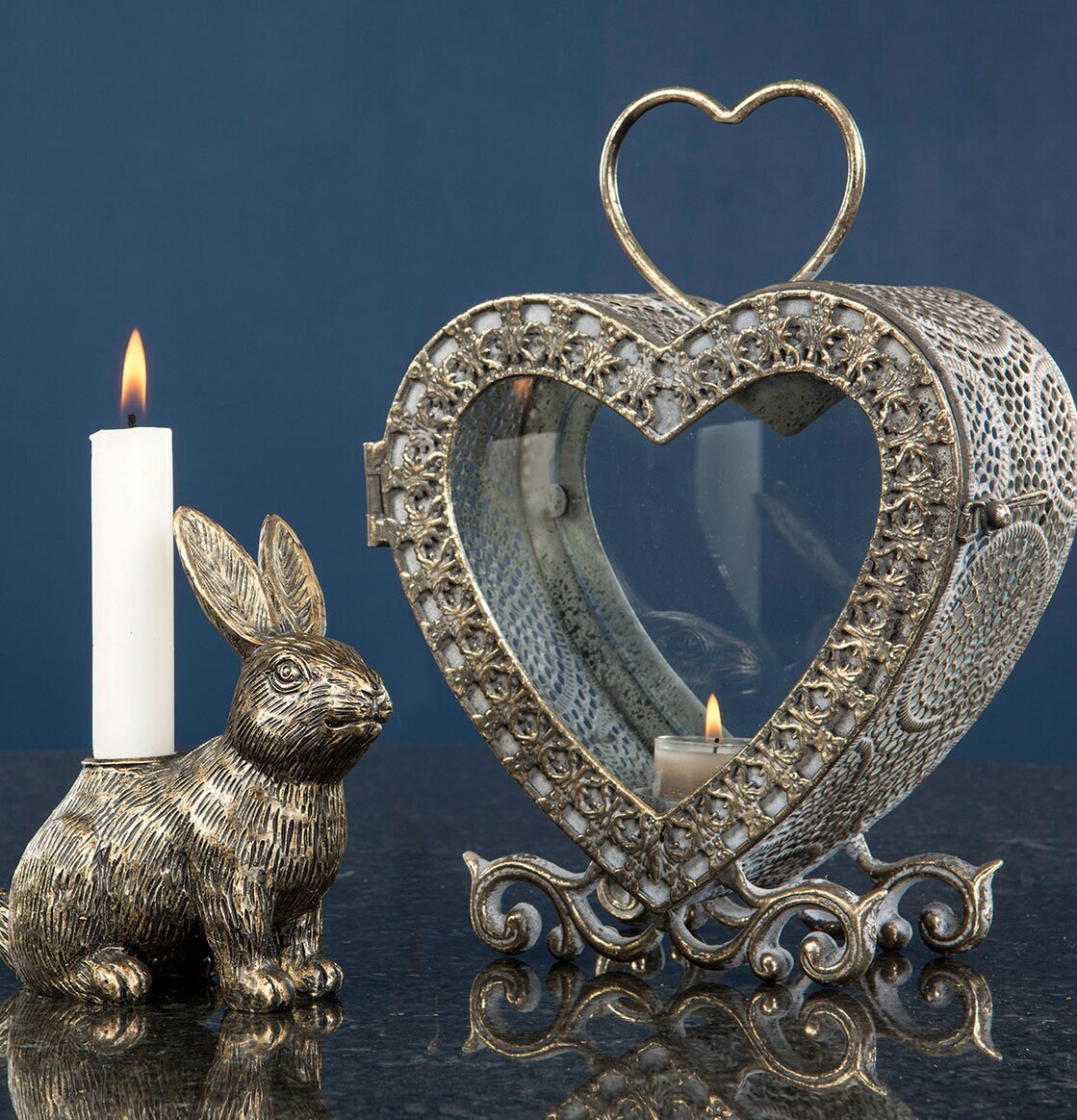 Bild av elegant ljusstake och hjärtformad lykta