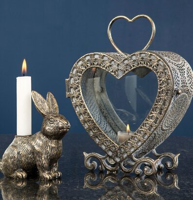 Bild av elegant ljusstake och hjärtformad lykta