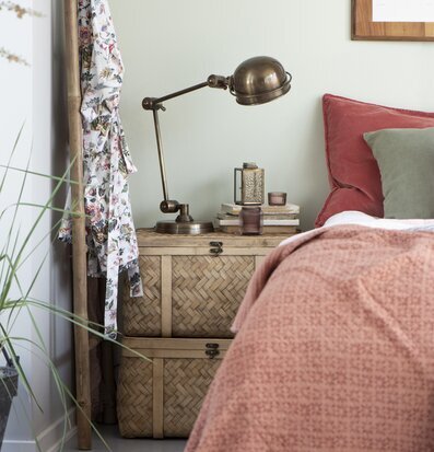 Ljuslykta Värmeljus Guld från IB Laursen på nattduksbord