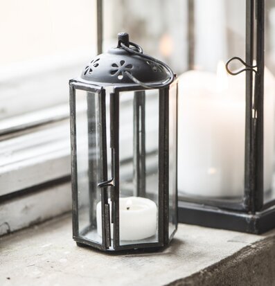 Bild av stilren ljuslykta i svart metall och glas