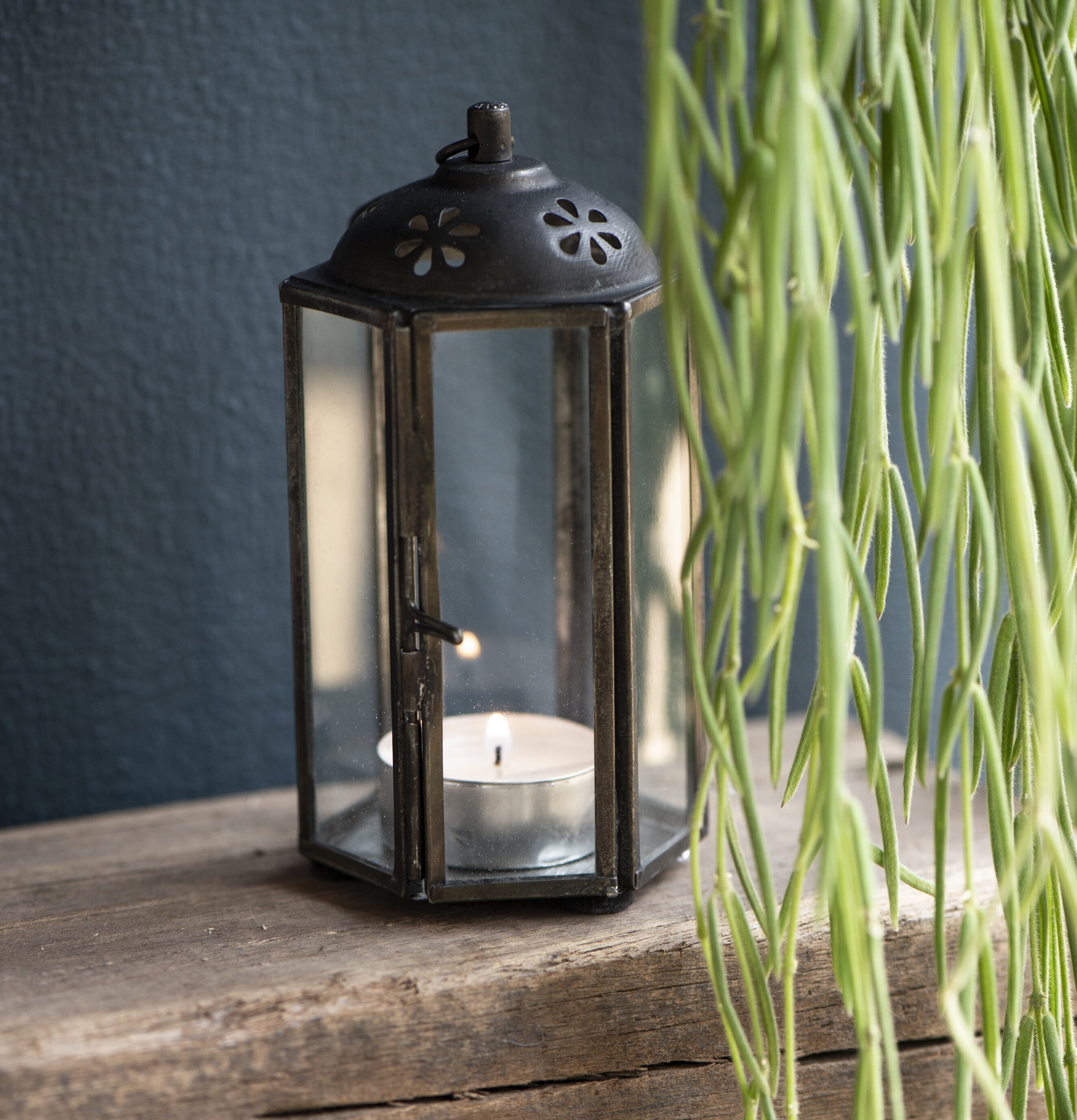 Bild av elegant lanterna på rustik trähylla