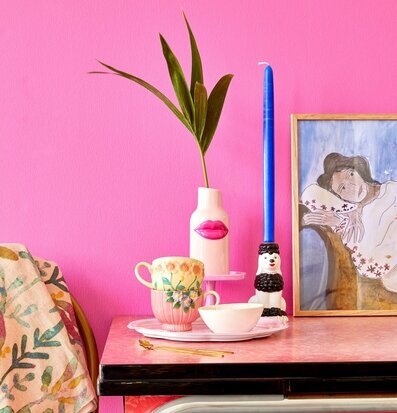 Foto av färgglad inredning med unik ljusstake