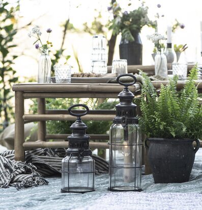 Foto av charmigt utomhusarrangemang i trädgård