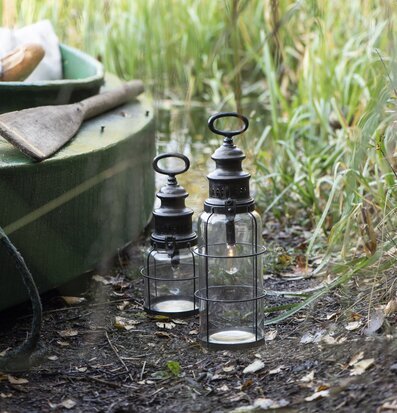 Foto av harmonisk utomhusmiljö med lyktor och båt