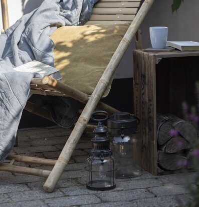 Bild av fridfull utomhusmiljö med solstol och lyktor