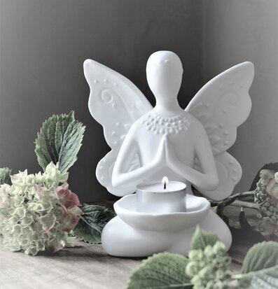 Butterfly Yoga Vit ljuslykta från Majas Cottage på träbord