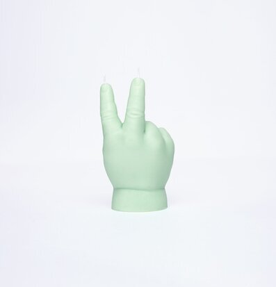 Bild av unikt grönt stearinljus i form av fredstecken