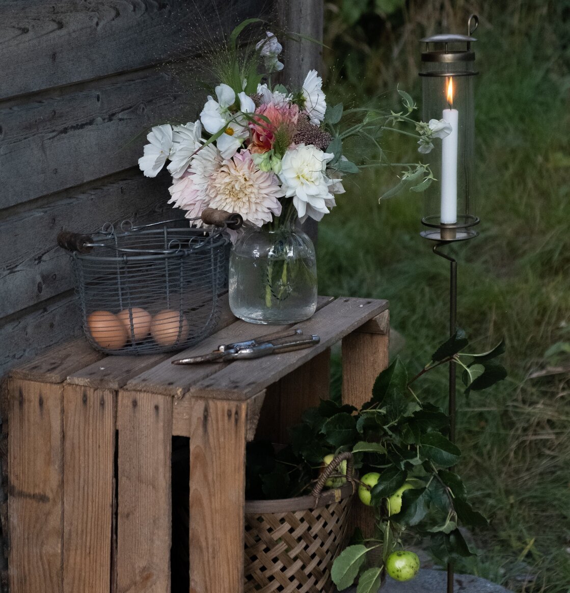 Ljuslykta Sonja Pinne Antik Mässing från Strömshaga i trädgård