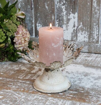 Bild av elegant ljusstake med blad och rosa ljus