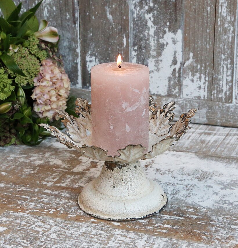 Ljusstake Med Bladdekor från Chic Antique på träbord