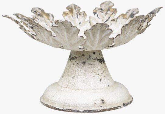 Foto av elegant ljusstake med bladmotiv och patina