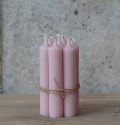 Bild av fyra rosa stearinljus med rustik känsla